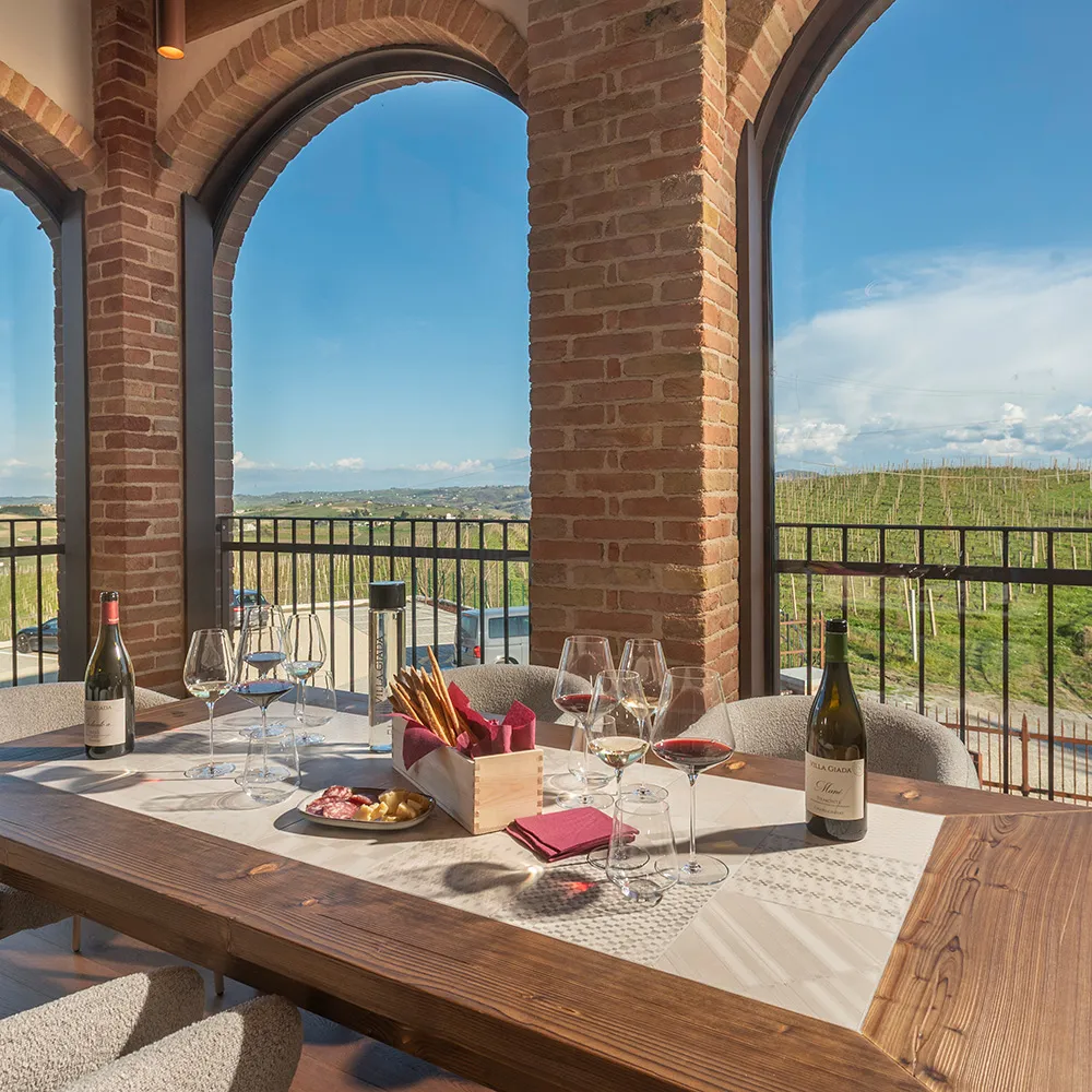 Vista panoramica del Bistrot Villa Giada tra i vigneti di Canelli